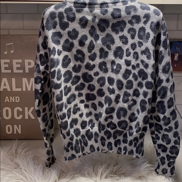 CHEROKEE LEOPARD SWEATER. 🎸 - Picture 3 of 4